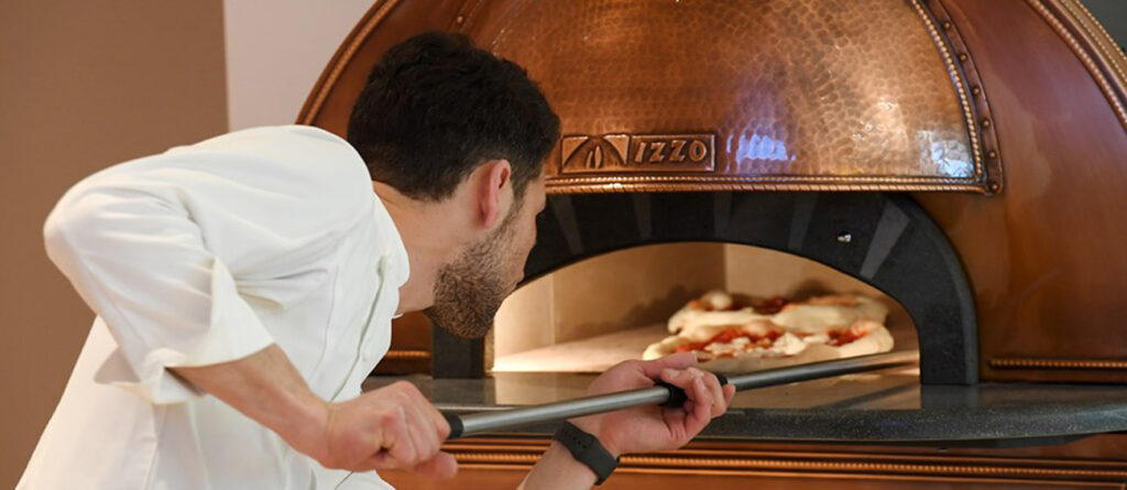 Pizzaiolo napoletano al lavoro - Corso La Mimosa Onlus